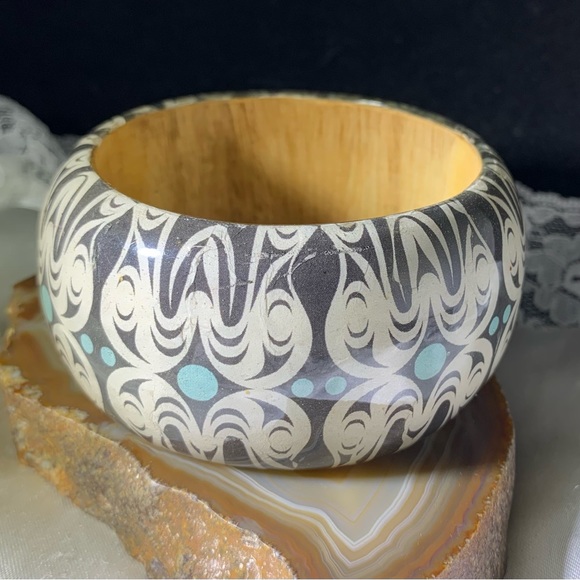 WIDE VINTAGE BLACK AND BLUE WOOD BANGLE BRACELET - Picture 2 of 3